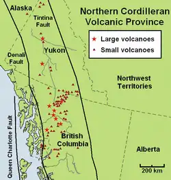 Karte der Northern Cordilleran Volcanic Province und Orte nahegelegener Verwerfungszonen; die Vulkane liegen in der Region zwischen den beiden Verwerfungen.