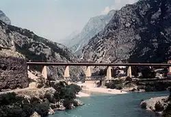 Regionalzug beim Überqueren der Drežanka