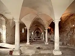 Säulen im Pferdestall