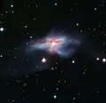 Abbildung der gesamten Galaxie NGC&nbsp;6240 aus Daten der Spitzer- und Hubble-Weltraumteleskope.