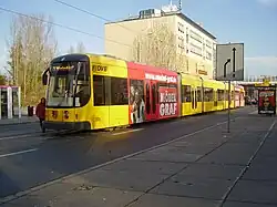 Haltestelle in Straßenmitte, hier in der Kesselsdorfer Straße an der Haltestelle Tharandter Straße (mittlerweile modernisiert)