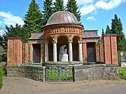 Figur einer Trauernden aus Marmor, im Mausoleum der Fabrikantenfamilie Moll
