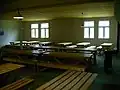 Aufenthaltsraum in einer Baracke