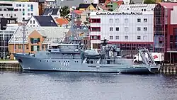 Seitenansicht des Schiffs Kronsort vor der Stadtkulisse von Harstad (Norwegen) im Juni 2018