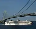 Norwegian Gem bei der Verrazzano-Narrows Bridge in New York City (2011)