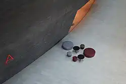 Möbel im Inneren des Atriums