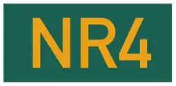 Gelber Schriftzug NR4 auf grünem Grund