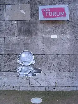 Sticker auf dem Sockel des NRW-Forums in Düsseldorf, Januar 2012