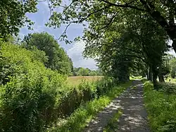 Südl. Teilfläche (links) – rechts: Eisenbahn-Güterverkehrsstrecke