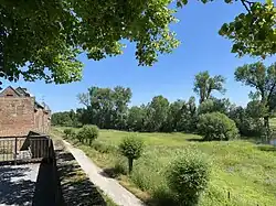 Blick von der Stadtmauer auf den östlichen Grünlandbereich