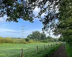 Im Sträßchen führt durch die Baumberger Aue