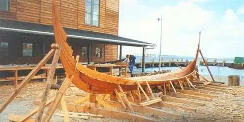 Schiffbau auf der Museumsinsel des Wikingerschiffmuseums