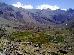 Das Quellgebiet Los Nacimientos, 3135&nbsp;m.ü.M, 34°&nbsp;14′&nbsp;S, 69°&nbsp;51′&nbsp;W-34.230555555556-69.8555555555563135.[4][5] Drei Bäche, die sich ihrer­seits aus zahl­reichen Rinn­sal­en bilden, vereinigen sich hier zum Río Maipo.[1]