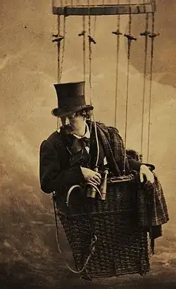 Im Fotostudio: inszeniertes Selbstporträt als Luftschiffer