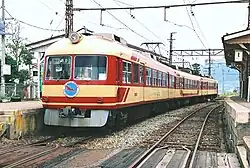 Triebzug der Baureihe 2000 hält an Gleis 2, vor dem Umbau (Mai 2006)