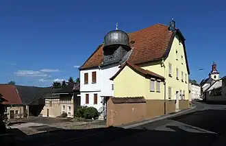 Ehemaliger Rheingräflicher Hof, der eingebaute Treppenturm ist mit der Jahreszahl 1592 bezeichnet.