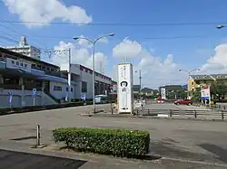 Vorplatz, vom Bahnhof Okazakikōen-mae aus gesehen