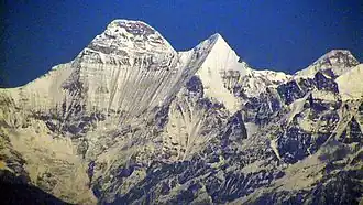 Nanda Devi (links) und Sunanda Devi (rechts daneben) von Kausani