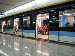 Ein U-Bahn-Zug hält am U-Bahnhof Zhangfuyuan