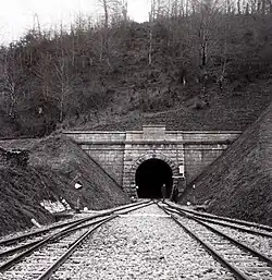 der Tunnel und Bahnstation Komar…