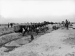 Britische Soldaten und türkische Kriegsgefangene beim Streckenbau