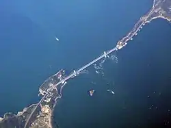 Luftbild der Naruto-Straße mit Brücke und Strudeln