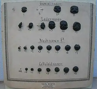 Nasen aus Gummi, Leder, Blech und Celluloid