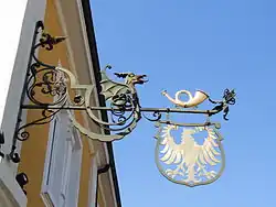 Nasenschild eines Hotels Adler, mit Posthorn (früher Poststation) in Schwetzingen