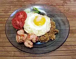 Nasi Goreng mit Shrimps und Eiern, typisches indonesisches Frühstück