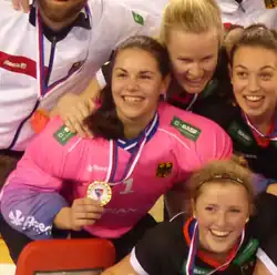 Ausschnitt aus dem Foto der Siegermannschaft: Kubalski trägt als Torhüterin ein gepolstertes, rosafarbenes Trikot.