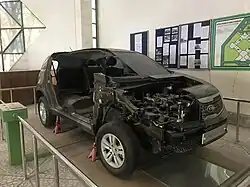 Blick unter die Motorhaube eines Personenkraftwagens