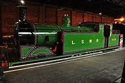 LSWR Nr. 245 am Hochbahnsteig im National Railway Museum in York
