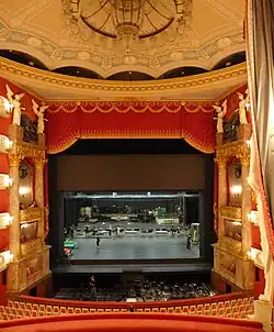 Blick aus der Mittelloge auf die Bühnenarbeiten