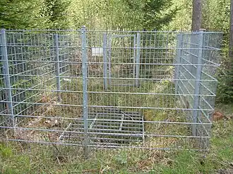 Eingang zum Pommerlesloch mit Zaun und Abdeckung