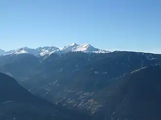 Die Naturnser Hochwart (der höchste Gipfel in der Bildmitte) von Vöran aus gesehen, rechts vorgelagert das Hochjoch