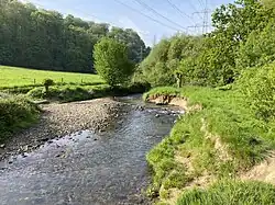 Naturnaher Bachlauf der Itter mit Steilufern