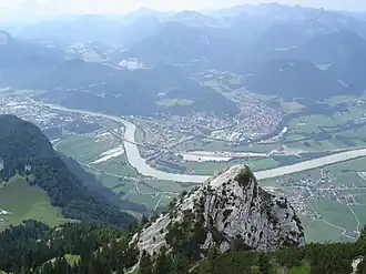 Blick vom Petersköpfl über die Naunspitze, tief unten Kiefersfelden im Inntal
