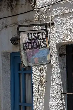 Schild eines Ladens für Bücher aus zweiter Hand auf Naxos in Griechenland