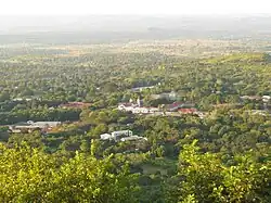 Die Abtei Ndanda, dahinter das Tal des Flusses Lukuledi