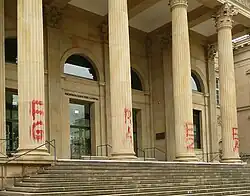 Parolen zum Gaza-Krieg am Portikus, 2024