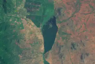 Der Ndungu-Stausee mit dem bewaldeten Pare-Gebirge im Westen, Feldern im Norden und der Ebene mit einzelnen Hügeln im Osten