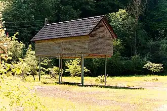 Aufgeständertes Holzhaus als Fledermausquartier