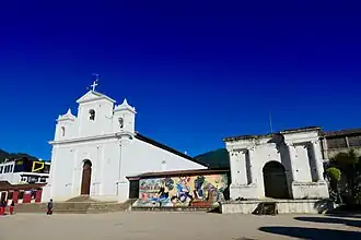 Neue Kirche, Wandbild und Ruine der alten Kirche