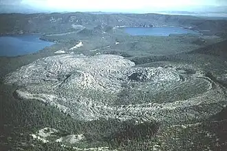 Big Obsidian Flow in der Caldera des Vulkans