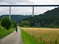 Die Neckartalbrücke Weitingen hängt in den Wolken