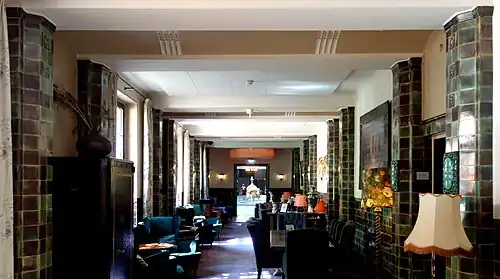 Aufenthaltsraum mit Durchblick auf die ehemalige Schwimmhalle