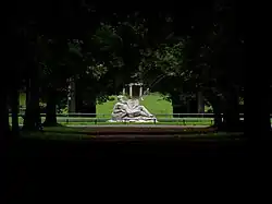 Lindenallee und Neptunbrunnen, im Hintergrund der Monopteros