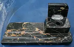 Tintenfass mit Stiftablage aus Nero Portoro Giallo (ca. 25&nbsp;cm lang), mit goldfarbenen und wenigen weißen Adern