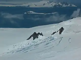 Nestinari-Nunatakker mit Half Moon Island und Greenwich&nbsp;Island im Hintergrund