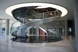 Zwei frei tragende Treppen, als Doppelhelix geschwungen